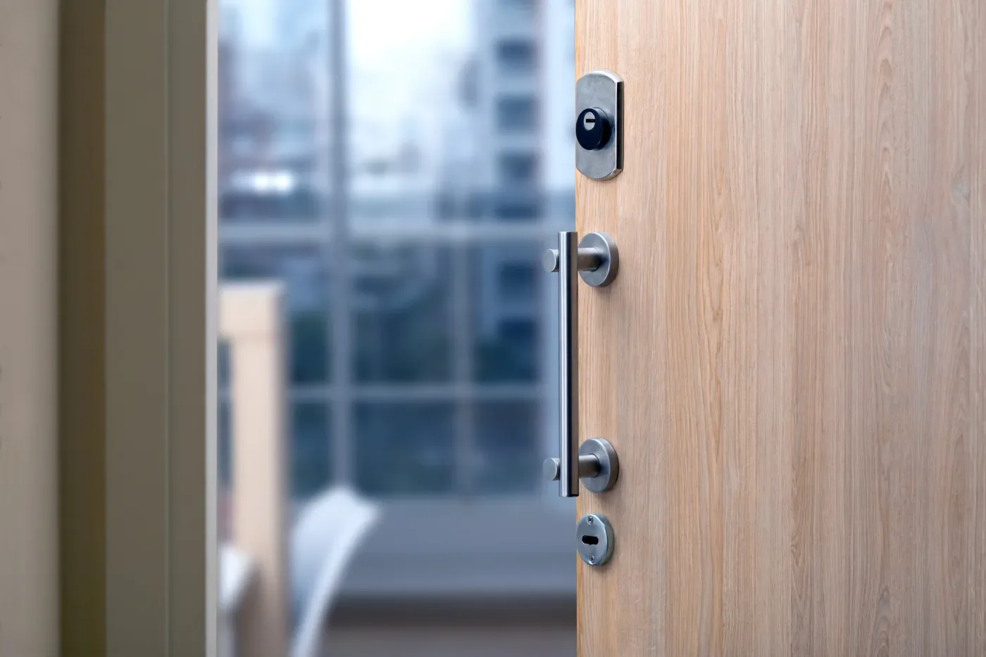 Pose et réglage d'un cylindre sur une porte d'entrée d'appartement dans une résidence récente du quartier Bercy à Paris 12e